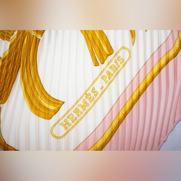 Authentic Pink ‘Tigre Royal’ HERMÈS PARIS 100% Silk Scarf 2008 - Picture 3 of 14